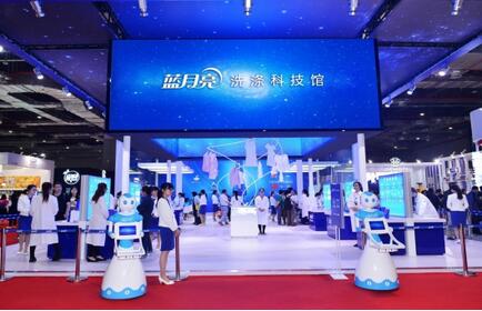 美博會創(chuàng)辦人、中華全國工商聯(lián)合會美容化妝品業(yè)商會會長馬婭女士參觀藍(lán)月亮洗滌科技館后接受媒體采訪，盛贊藍(lán)月亮卓越的創(chuàng)新精神和高度的社會責(zé)任感。